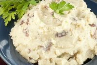 Rich and Creamy Slow Cooker Garlic Mashed Potatoes