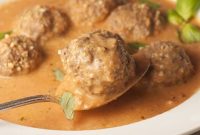 Velvety Tomato Basil Bisque with Zesty Italian Meatballs