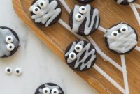 Spooky Sweet Oreo Mummy Pops