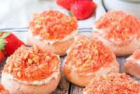 Strawberry Crumble Cookies