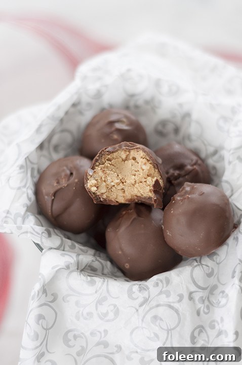 Delicious No-Bake Peanut Butter Rice Krispie Balls: The ultimate bite-sized Christmas dessert, effortlessly made.