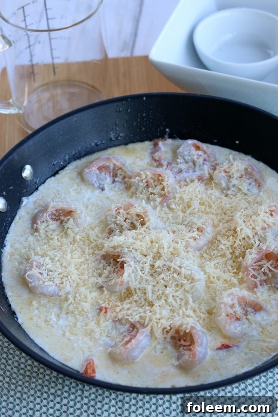 Cheese is sprinkled over the cooking garlic butter shrimp and garlic butter sauce, these shrimp with garlic sauce are soon finished!