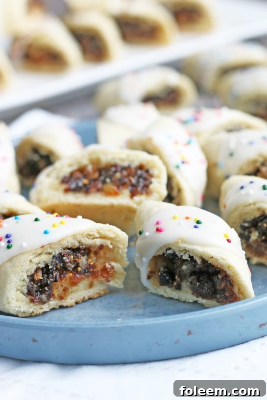 Here we can see the filling of the baked fig cookies and the delicious cookie shell.