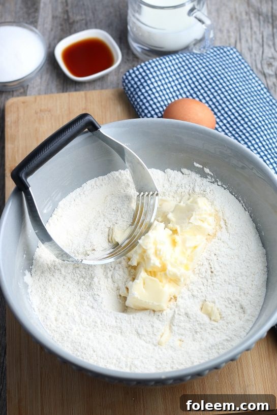 To begin we have to add the butter to the flour for our fig cookies recipe!